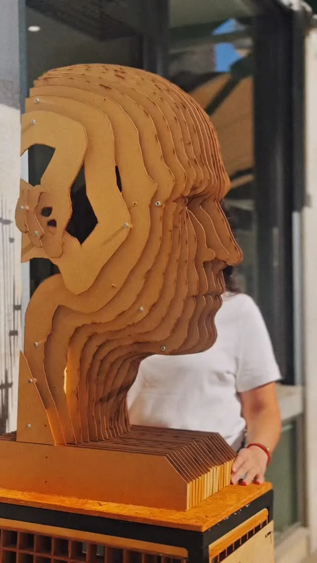 Máscara de madeira à entrada da loja Cut Out, em Bragança