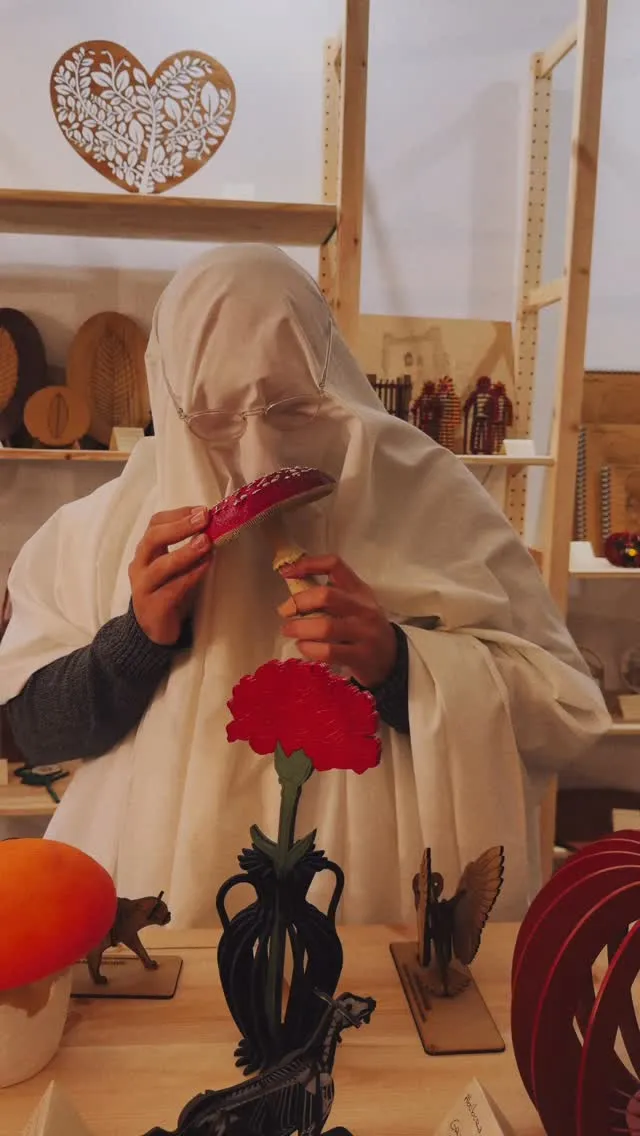 Figura de fantasma com uma flor vermelha dentro da loja Cut Out