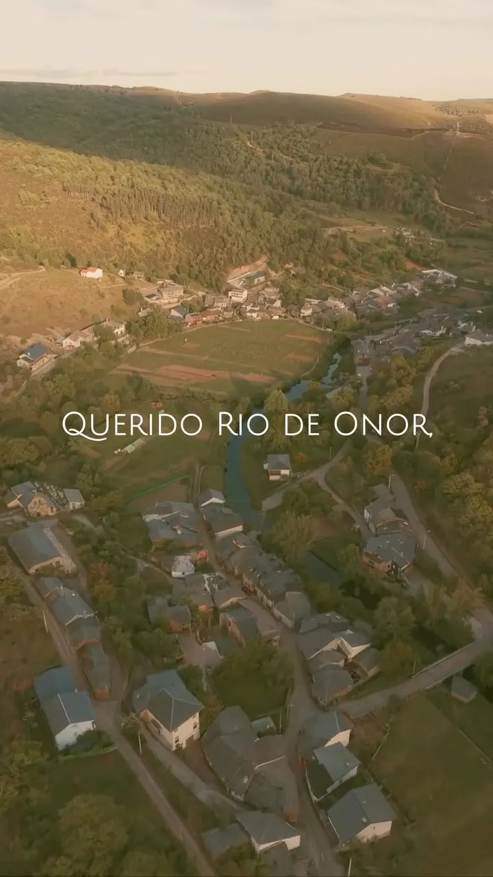 Vista aérea de Rio de Onor ao fim do dia